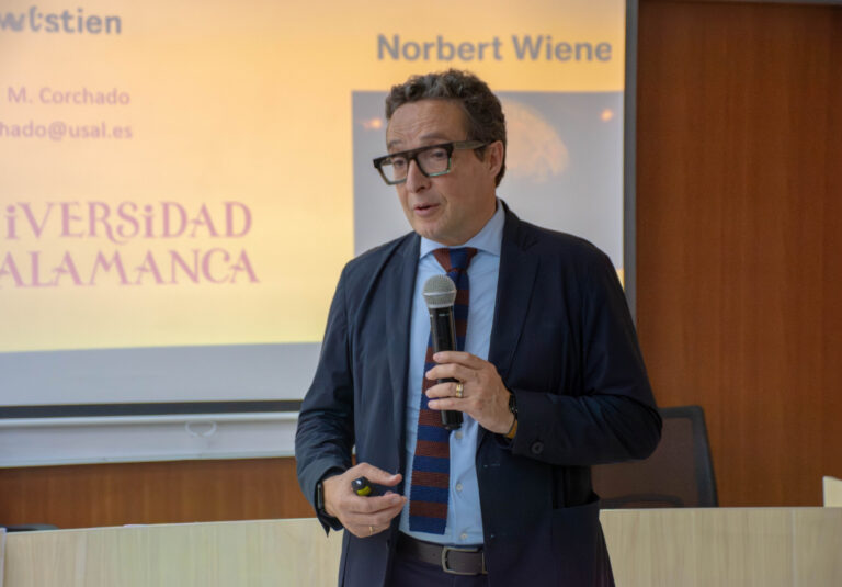 RECTOR DE LA PRESTIGIOSA UNIVERSIDAD DE SALAMANCA VISITÓ LA UNIVERSIDAD NORBERT WIENER Y DICTÓ CLASE MAGISTRAL SOBRE INTELIGENCIA ARTIFICIAL