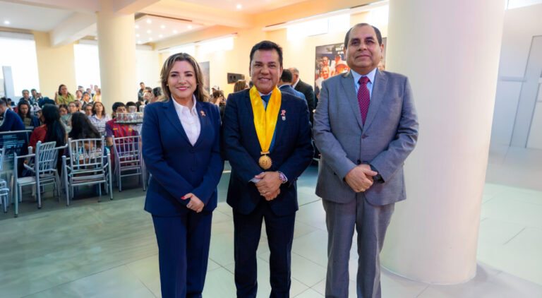 UNIVERSIDAD NORBERT WIENER PRESENTE EN SESIÓN SOLEMNE DE LA MUNICIPALIDAD DE INDEPENDENCIA POR ANIVERSARIO PATRIO