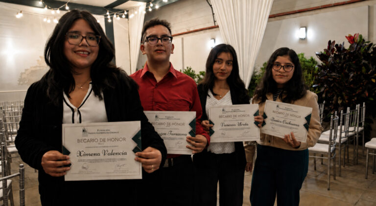 ESTUDIANTES DESTACADOS DE MEDICINA HUMANA DE LA NORBERT WIENER RECIBIERON BECAS DE HONOR DE LA FUNDACIÓN INSTITUTO HIPÓLITO UNANUE