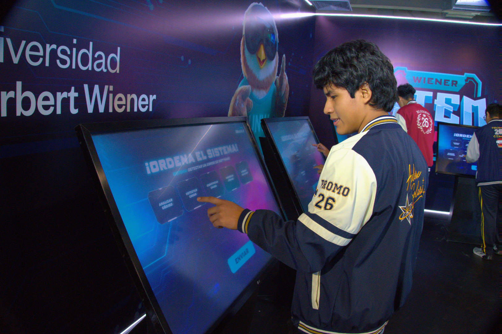joven frente a modulo